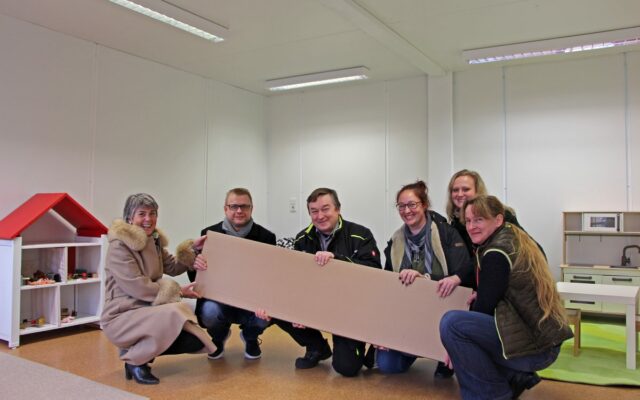 Aktuelles "Kindernest Eröffnung" - m Bild (v.l.n.r): Brigitte Merk-Erbe (Oberbürgermeisterin Stadt Bayreuth), Markus Ruckdeschel (Kreisgeschäftsführer BRK Bayreuth), Peter Maisel (Vorstandsvorsitzender BRK Bayreuth), Stefanie Ermer (Fachbereichsleitung BRK Kinderbetreuungseinrichtungen), Katharina Schneider-Horn, Susanne Bühner (Abteilungsleitung Wohlfahrt und Soziales).