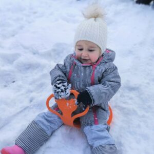 Aktuelles "Wintereinbruch" - Kind im Schnee auf einem Schneegleiter