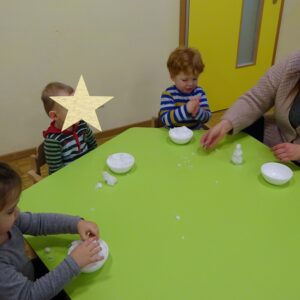 Aktuelles "Wintereinbruch" - Kinder bauen kleinen Schneemann innen