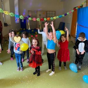 Aktuelles "Fasching" - tanzende Kindergruppe mit Ballons und Konfetti