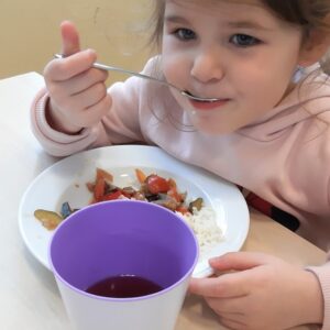 Aktuelles "Fit, gesund und lecker" - Mädchen isst selbstgemachtes Essen