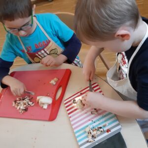 Aktuelles "Fit, gesund und lecker" - Kinder beim Pilze schneiden