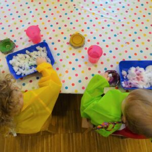 Aktuelles "Malen mit Schnee" - Kinder malen mit Pinseln im Schnee