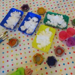 Aktuelles "Malen mit Schnee" - Schnee in Schüsseln, viele Farben, Wasser und Pinsel