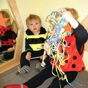 Aktuelles "Kichererbsen wachsen" - Kinder im Faschingsoutfit und Luftschlangen