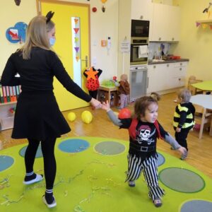 Aktuelles "Kichererbsen wachsen" - Kinder beim Faschingstanzen