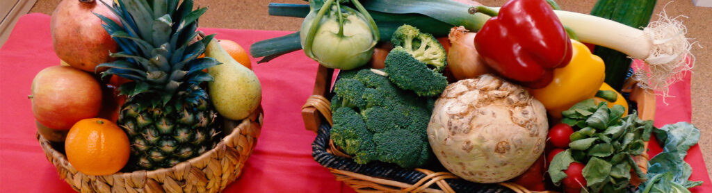 Obst- und Gemüsekorb auf einem Tisch