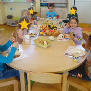 Osterfrühstück am gedeckten Tisch mit Kindern