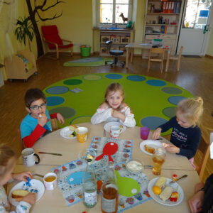 Osterfrühstück am gedeckten Tisch mit Kindern