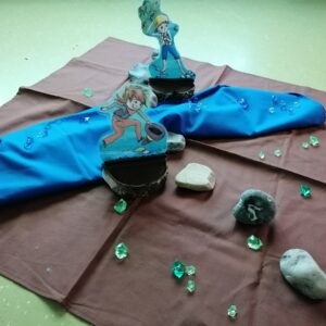 Steine und Figuren auf einem Ketttuch