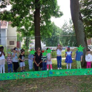 Die Kindergartenkinder singen ein Lied