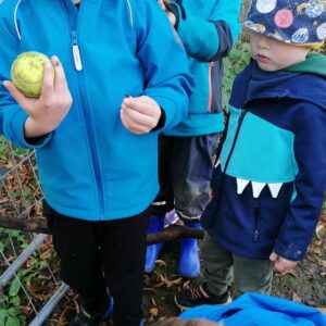 Ein Kind hält einen Ball in der Hand.