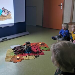 Kinder beim Bilderbuchkino