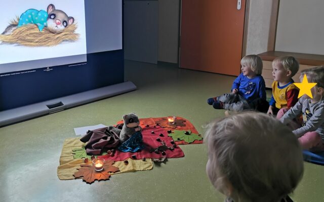 Kinder beim Bilderbuchkino