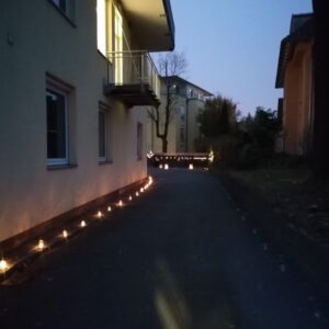 Kerzen in Gläsern erleuchten den Weg rund ums BRK-Kinderhaus.