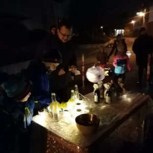 Eine Familie steht vor einem St. Martinsstand.