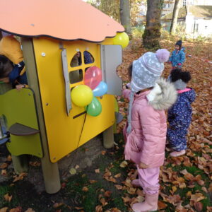 Die Kinder erkunden das Spielhaus