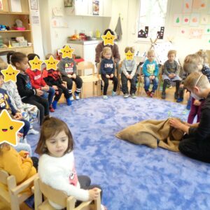 Die Kinder warten gespannt auf ihre Geschenke