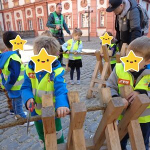 Kinder helfen sich gegenseitig Holz zu sägen
