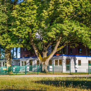 Außenansicht mit Grünflächen | Foto: Studio Thomas Köhler im Auftrag der Container Rent Petri GmbH