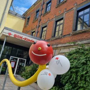 BRK-Kinderhaus Eingang mit Luftballons