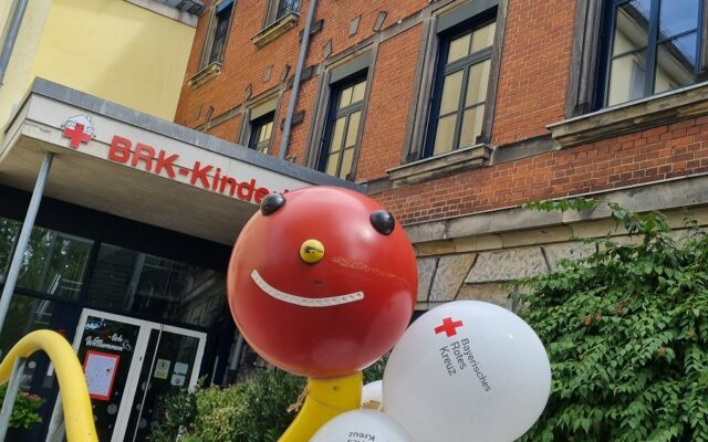 BRK-Kinderhaus Eingang mit Luftballons