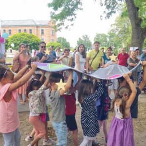 Die Vorschulkinder überbringen ihren Erzieherinnen ein Geschenk.