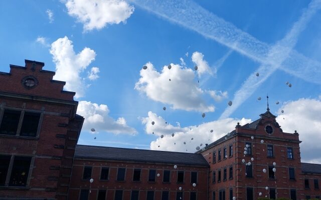 Luftballons mit Wünschen steigen in den Himmel.