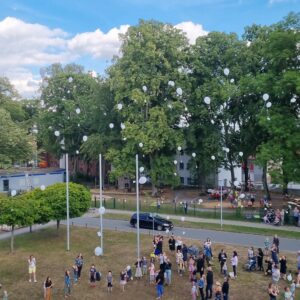 Luftballons steigen lassen am Kita-Sommerfest