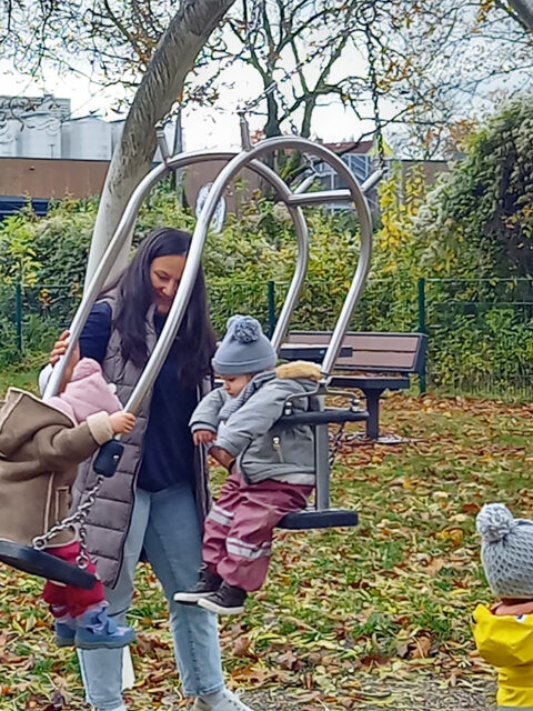 Mitarbeitende der Deutschen Bank verbrachten ihren „Social Day“ im BRK-Kindernest in Bayreuth.