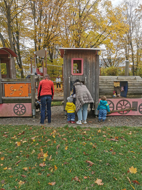 Mitarbeitende der Deutschen Bank verbrachten ihren „Social Day“ im BRK-Kindernest in Bayreuth.