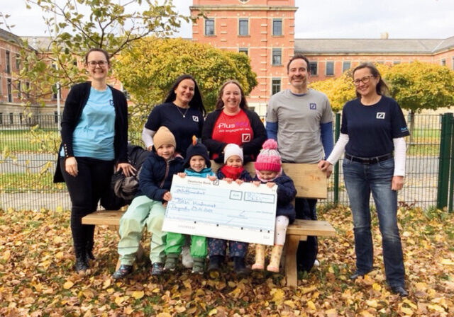 Mitarbeitende der Deutschen Bank verbrachten ihren „Social Day“ im BRK-Kindernest in Bayreuth.