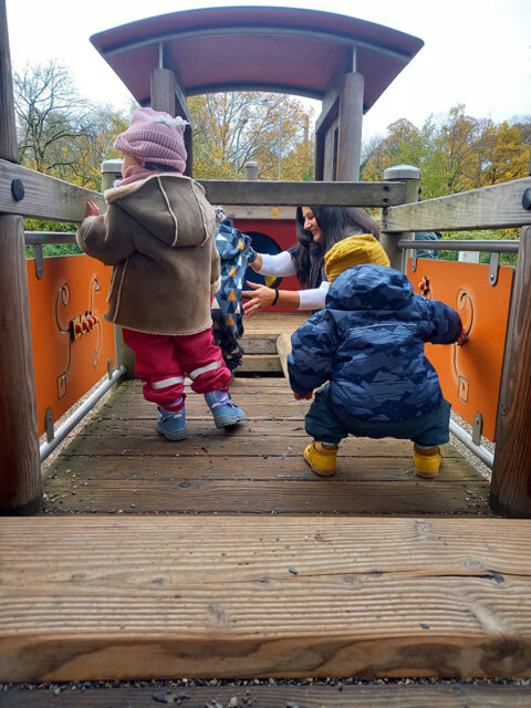 Mitarbeitende der Deutschen Bank verbrachten ihren „Social Day“ im BRK-Kindernest in Bayreuth.