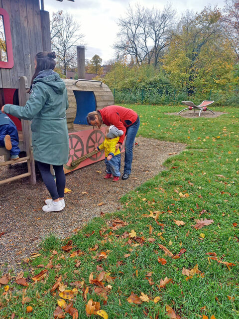 Mitarbeitende der Deutschen Bank verbrachten ihren „Social Day“ im BRK-Kindernest in Bayreuth.