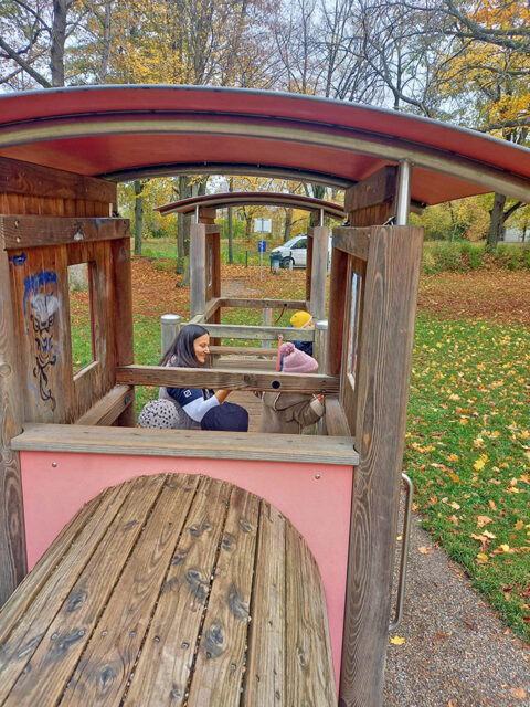 Mitarbeitende der Deutschen Bank verbrachten ihren „Social Day“ im BRK-Kindernest in Bayreuth.